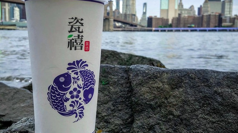 Teazzi cup and Manhattan Bridge