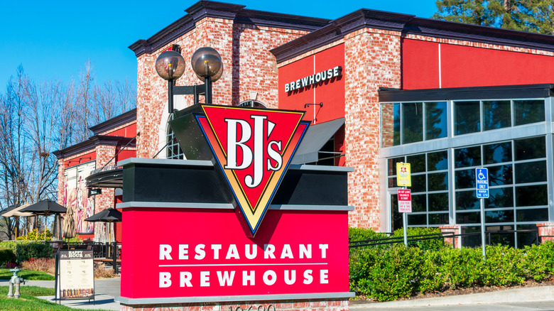 Front of BJ's Brewhouse Restaurant and Brewhouse