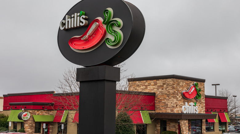 Chili's restaurant sign