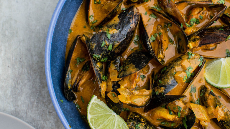 Mussels with coconut curry sauce