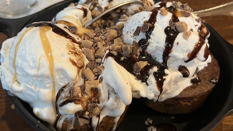 ice cream cookie sundae