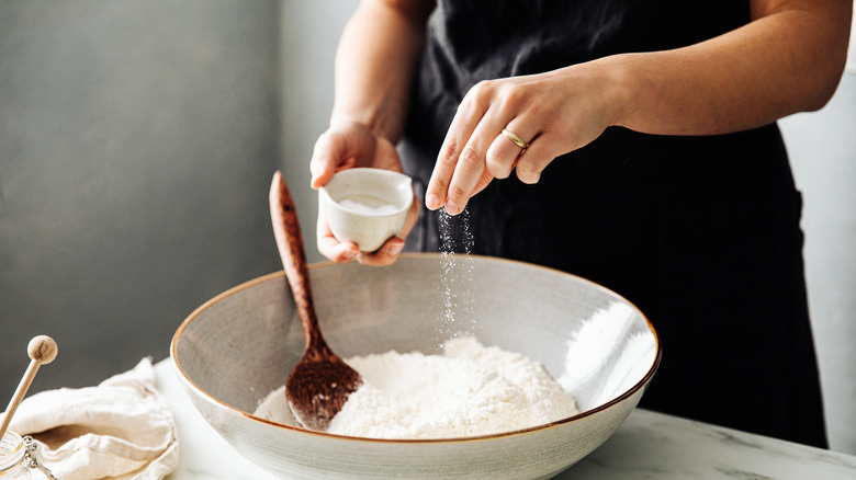 Sprinkling salt in flour