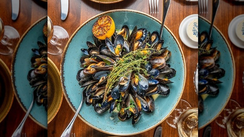 A bowl of mussels