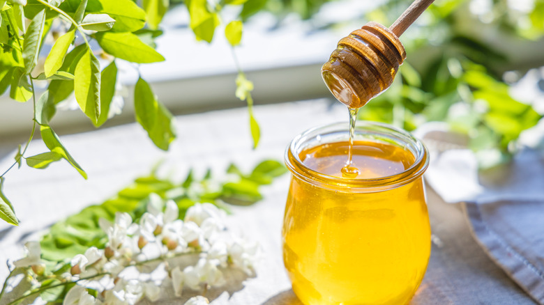 Drizzle honey in a jar