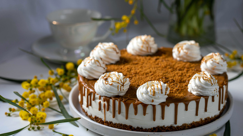 Lotus cake with flowers