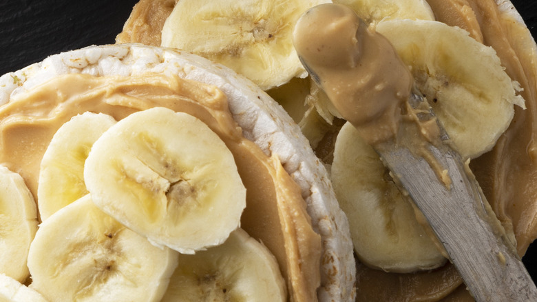 Peanut butter and banana on rice cakes