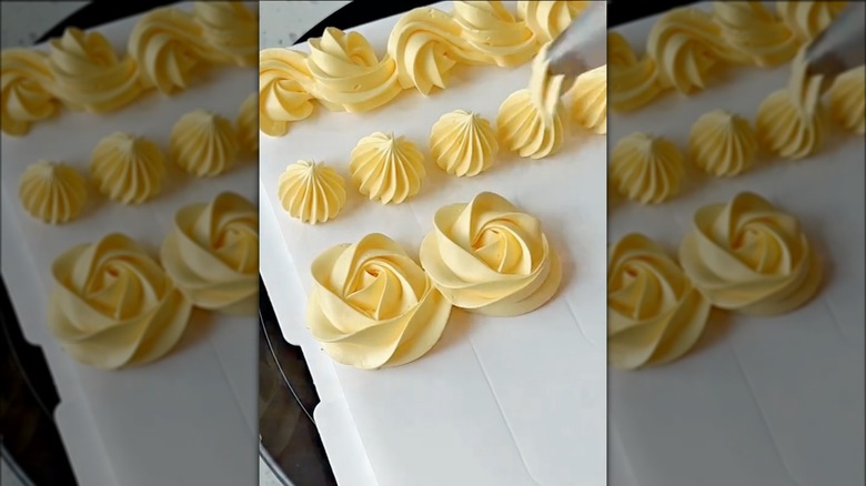 piping buttercream swirls