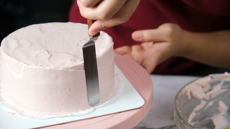 Icing cake with spatula