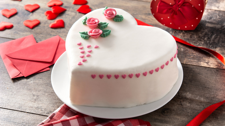 Valentine's cake with fondant