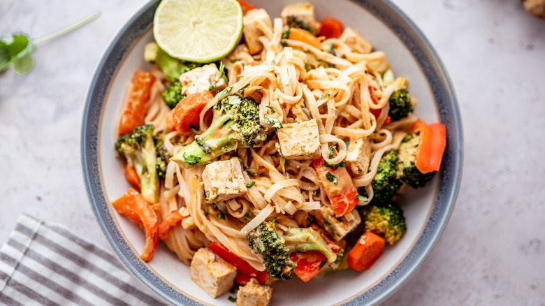 Vegetable peanut noodle stir fry