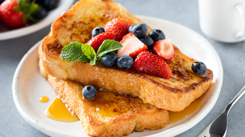 French toast with berries