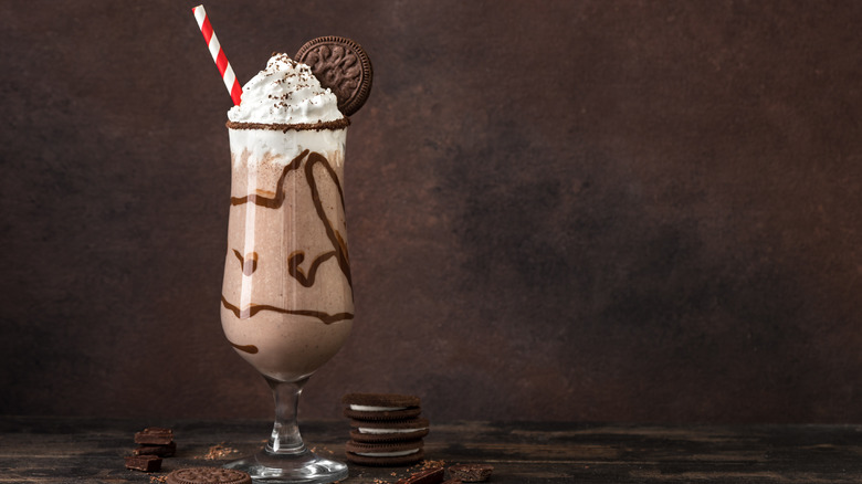 Nutella mudslide cocktail with cookies