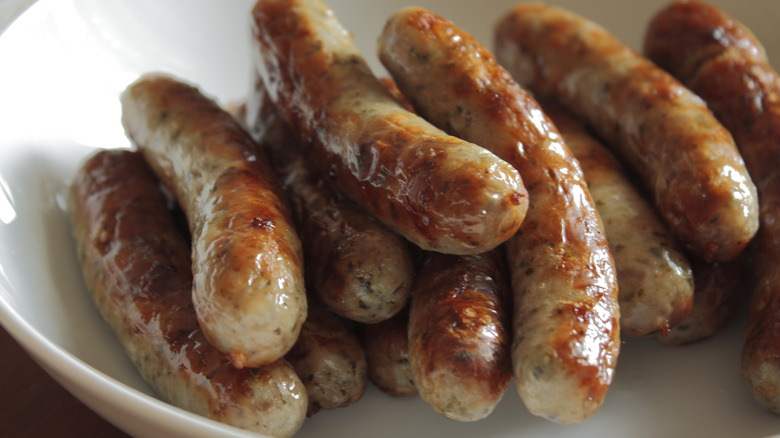 Sausages links in white bowl