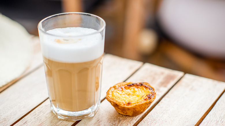 glass of galão and pastry