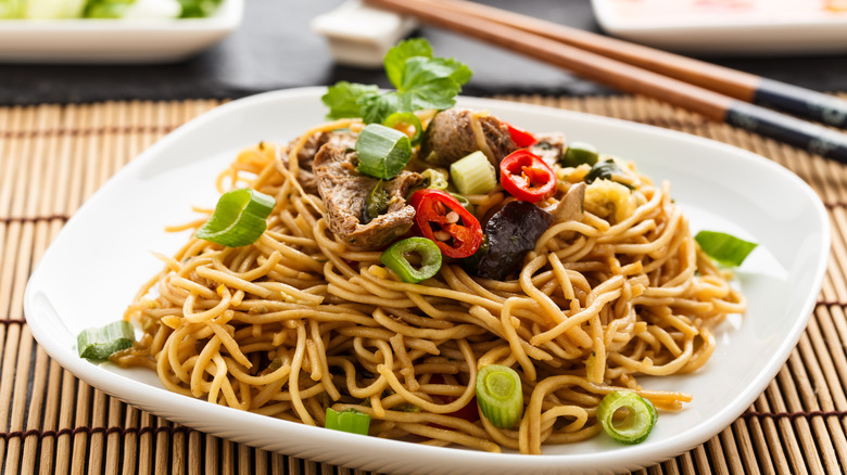 plate of lo mein with beef