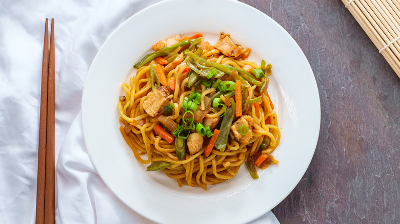 yi mein noodles and vegetables