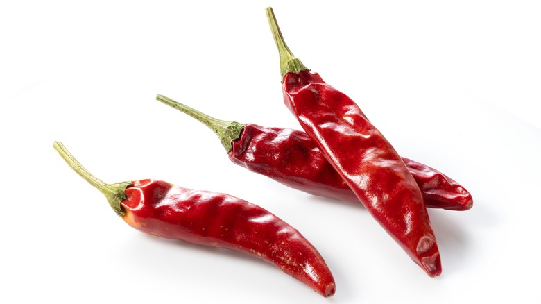 dried red chili peppers