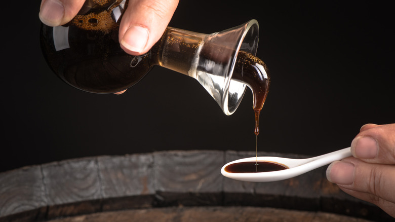 balsamic vinegar pour