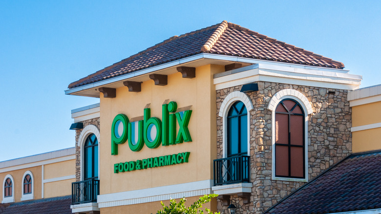 Publix grocery store frontage