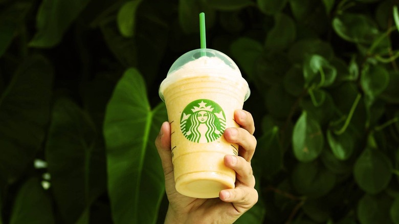 Person holding Lúcuma Crème Frappuccino