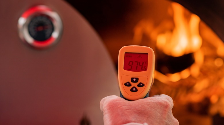 Thermometer pizza oven