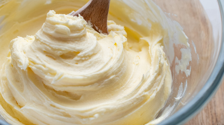 buttercream icing in bowl