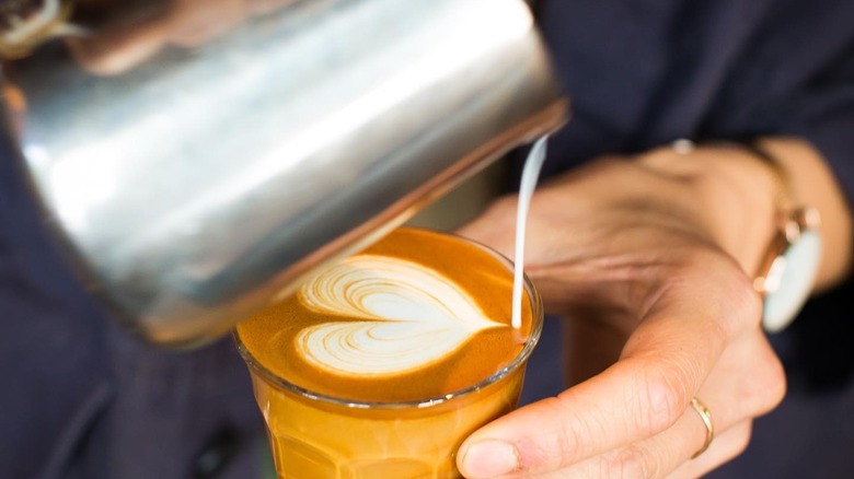 Pouring latte art heart