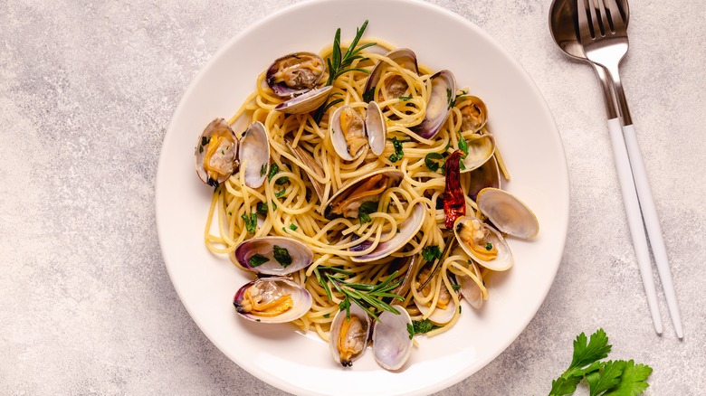 Clams with pasta