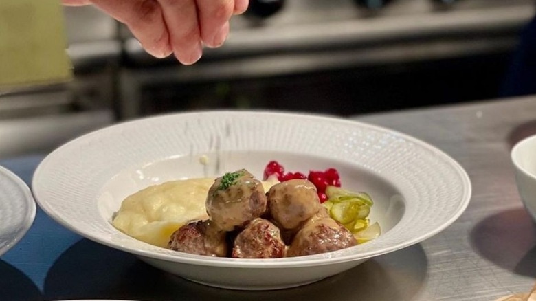 swedish meatballs gravy in bowl