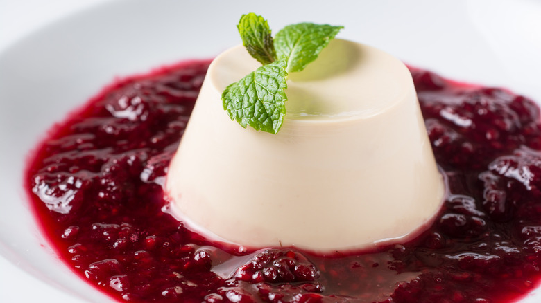 Berry coulis on plate