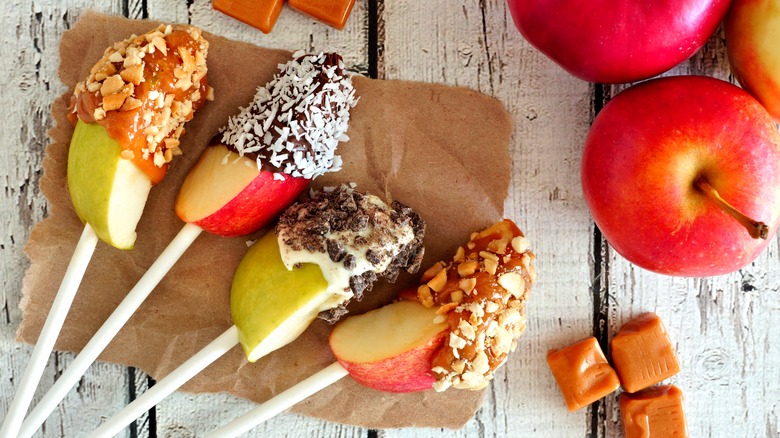 Caramel apple slices with toppings