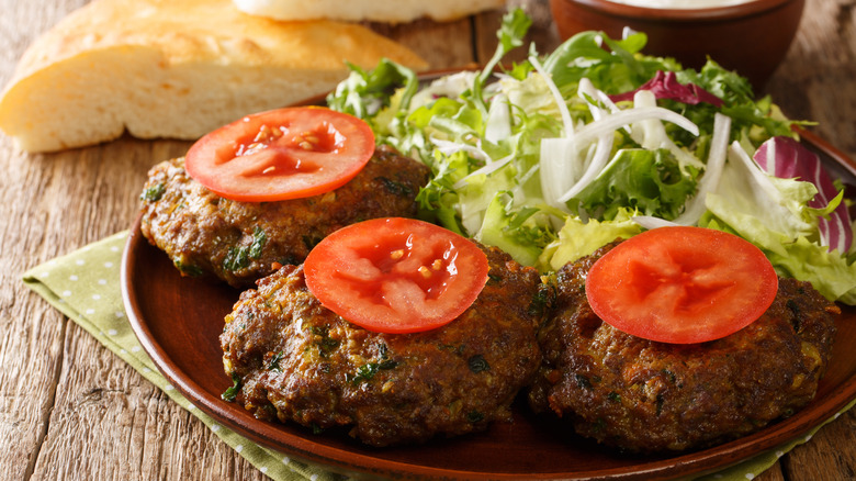 Chapli kebab with tomato salad