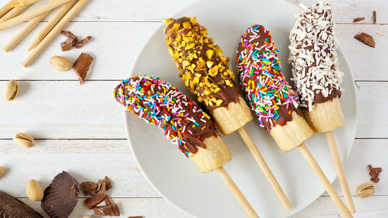 Frozen banana pops with toppings