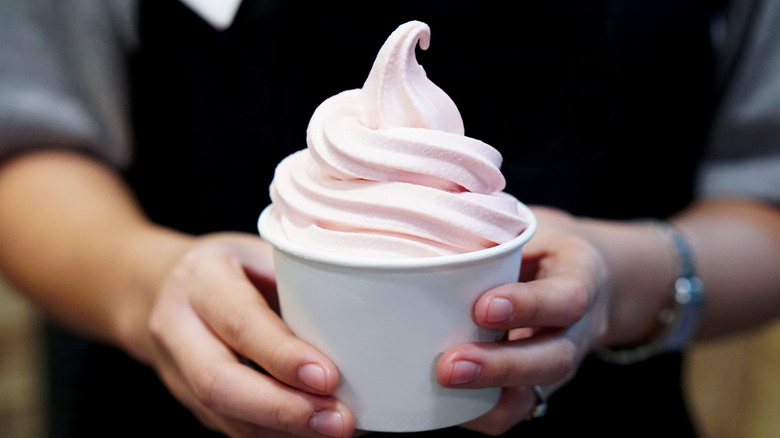 Frozen yogurt in cup