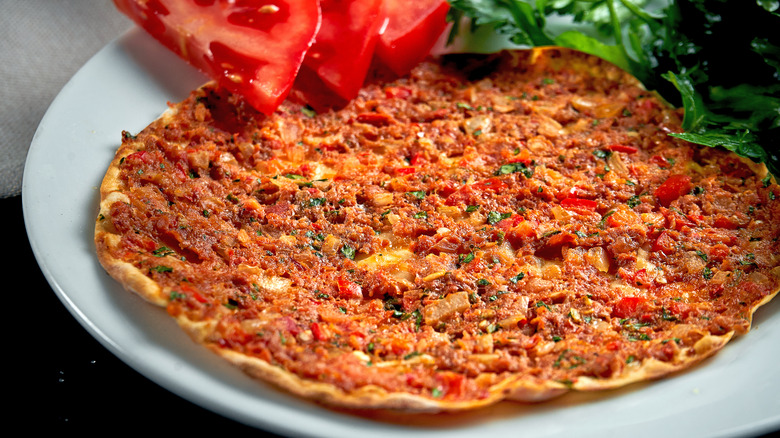 Lahmacun served with tomatoes and salad