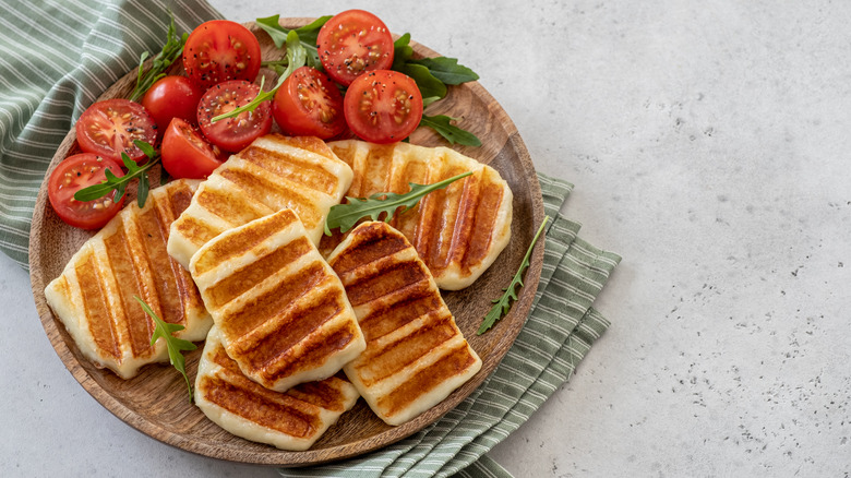 Grilled halloumi and tomatoes