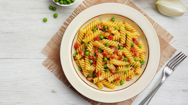 pasta with green peas and bacon on plate