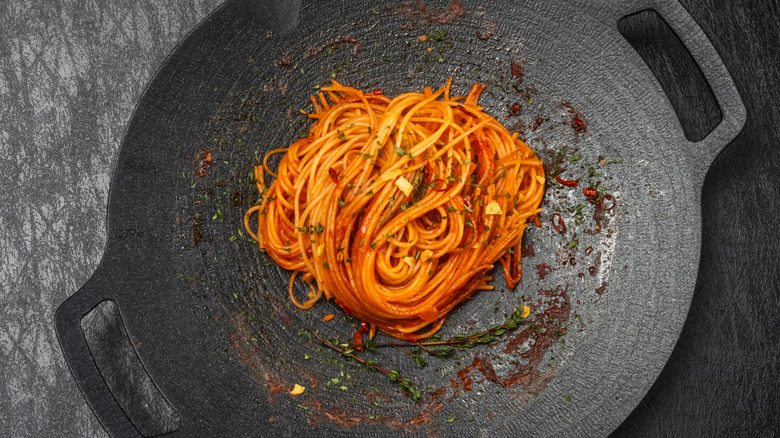 spaghetti all'assassina tomato pasta in cast iron