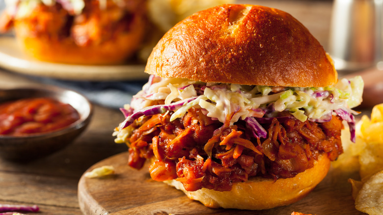 Jackfruit pulled pork sandwich 