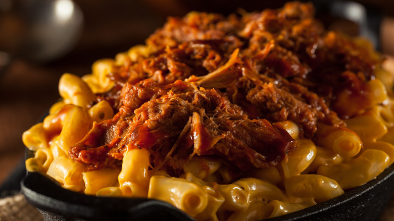 Mac and cheese with barbecue 