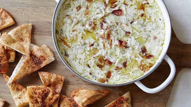 Bacon dip with crackers