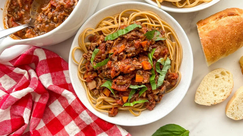 Mushroom bolognese with pasta 