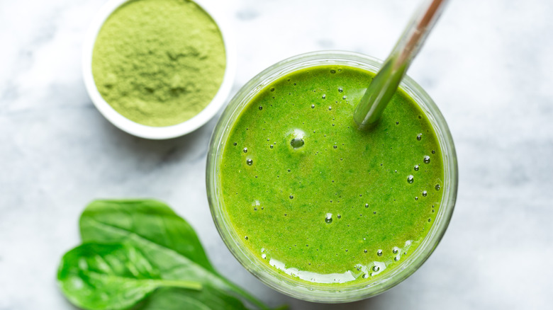 Smoothie with spinach and moringa