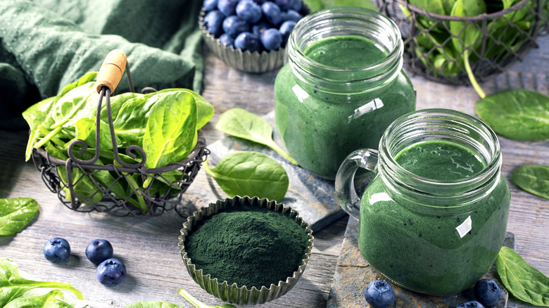 Spirulina smoothies with spinach