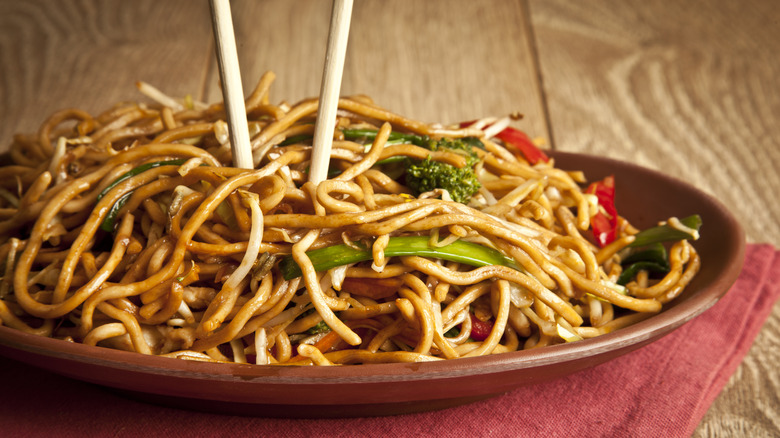 Stir-fried noodles with vegetables