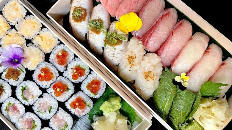 Roll box and nigiri box