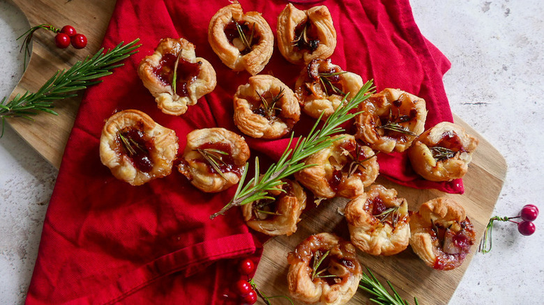 cranberry bite appetizers with garnishes