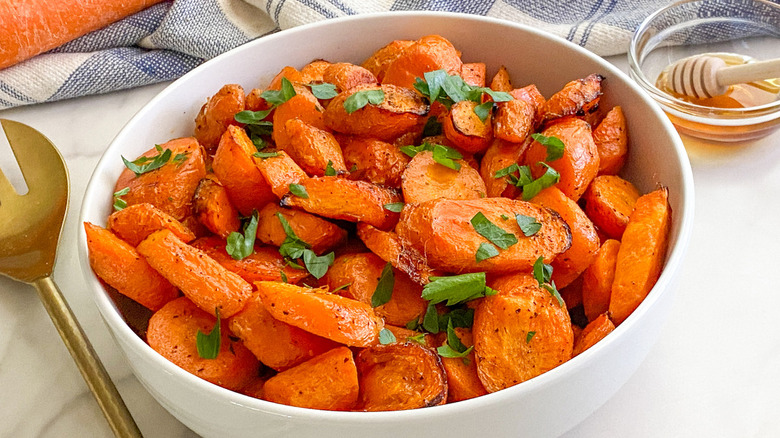 sliced carrots in bowl