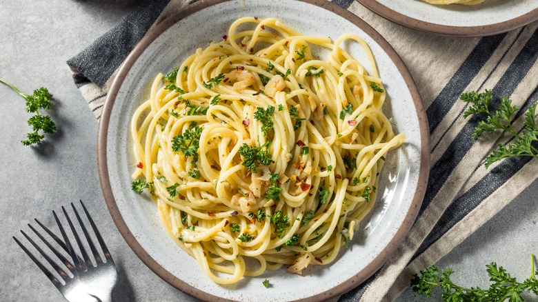 spaghetti aglio e olio dish