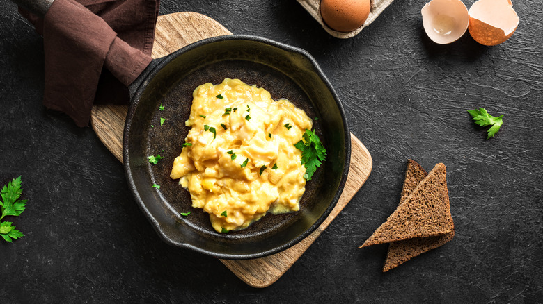 Scrambled eggs in pan